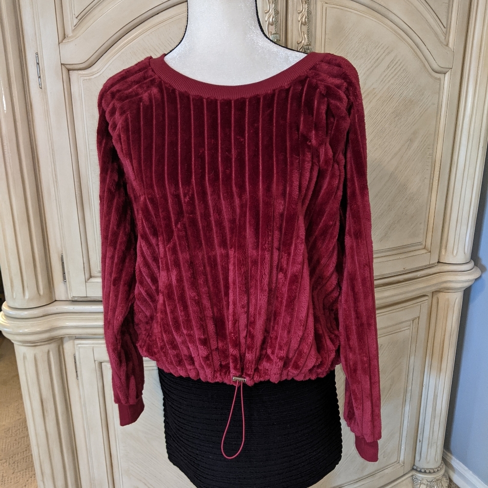 Wine faux-fur long sleeve pull over